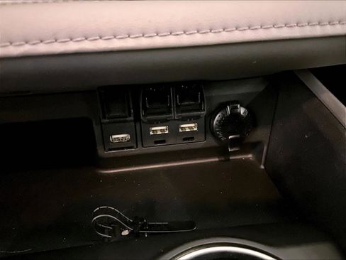 Used 2020 Toyota Highlander XLE AWD/4WD image 32
