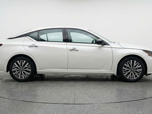 Used 2025 Nissan Altima 2.5 SV FWD image 11