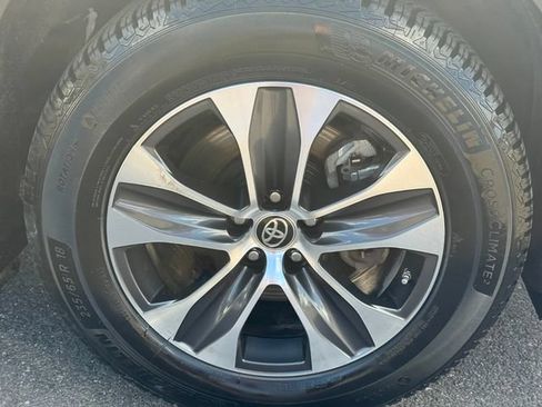 Used 2020 Toyota Highlander XLE AWD/4WD image 12