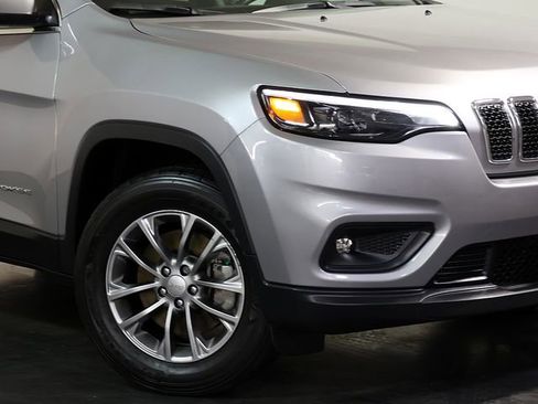 Used 2019 Jeep Cherokee Latitude Plus w/ Cold Weather Group AWD/4WD image 8