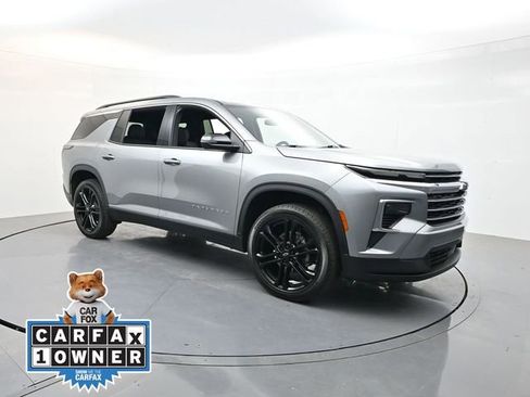 Used 2025 Chevrolet Traverse LT FWD image 1