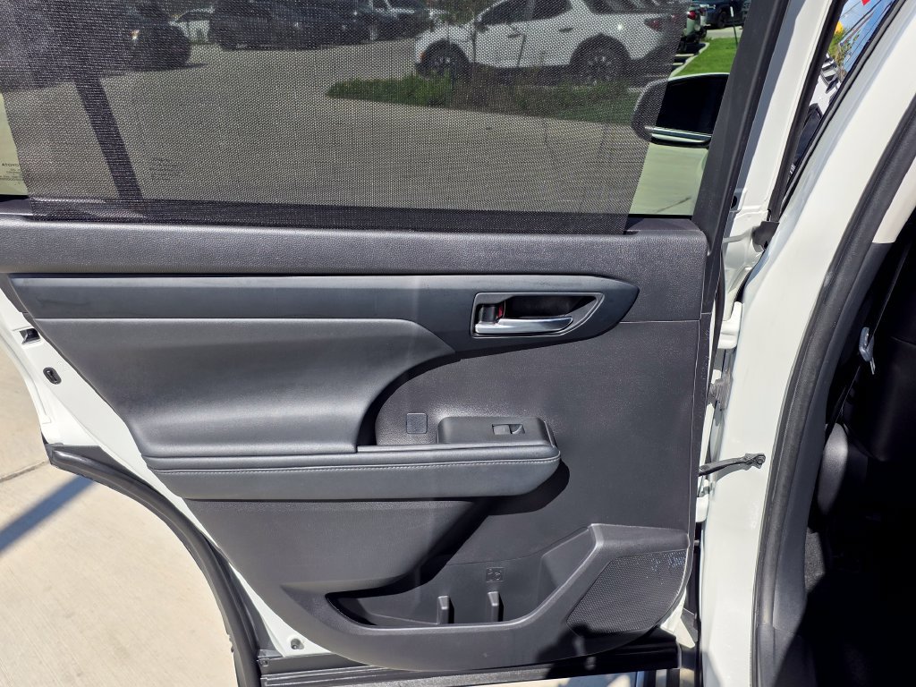 Used 2021 Toyota Highlander XLE FWD image 15