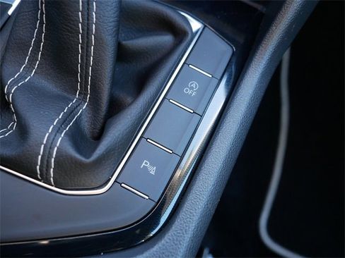 Certified 2025 Volkswagen Taos SE image 31