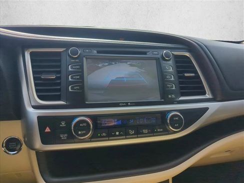 Used 2015 Toyota Highlander XLE FWD image 13