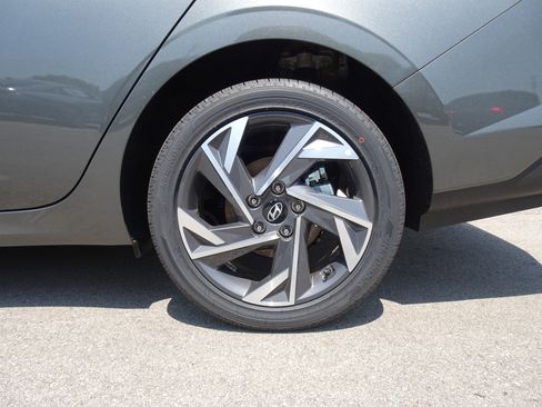 New 2025 Hyundai Elantra SEL FWD image 3