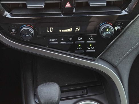 Used 2022 Toyota Camry LE image 19