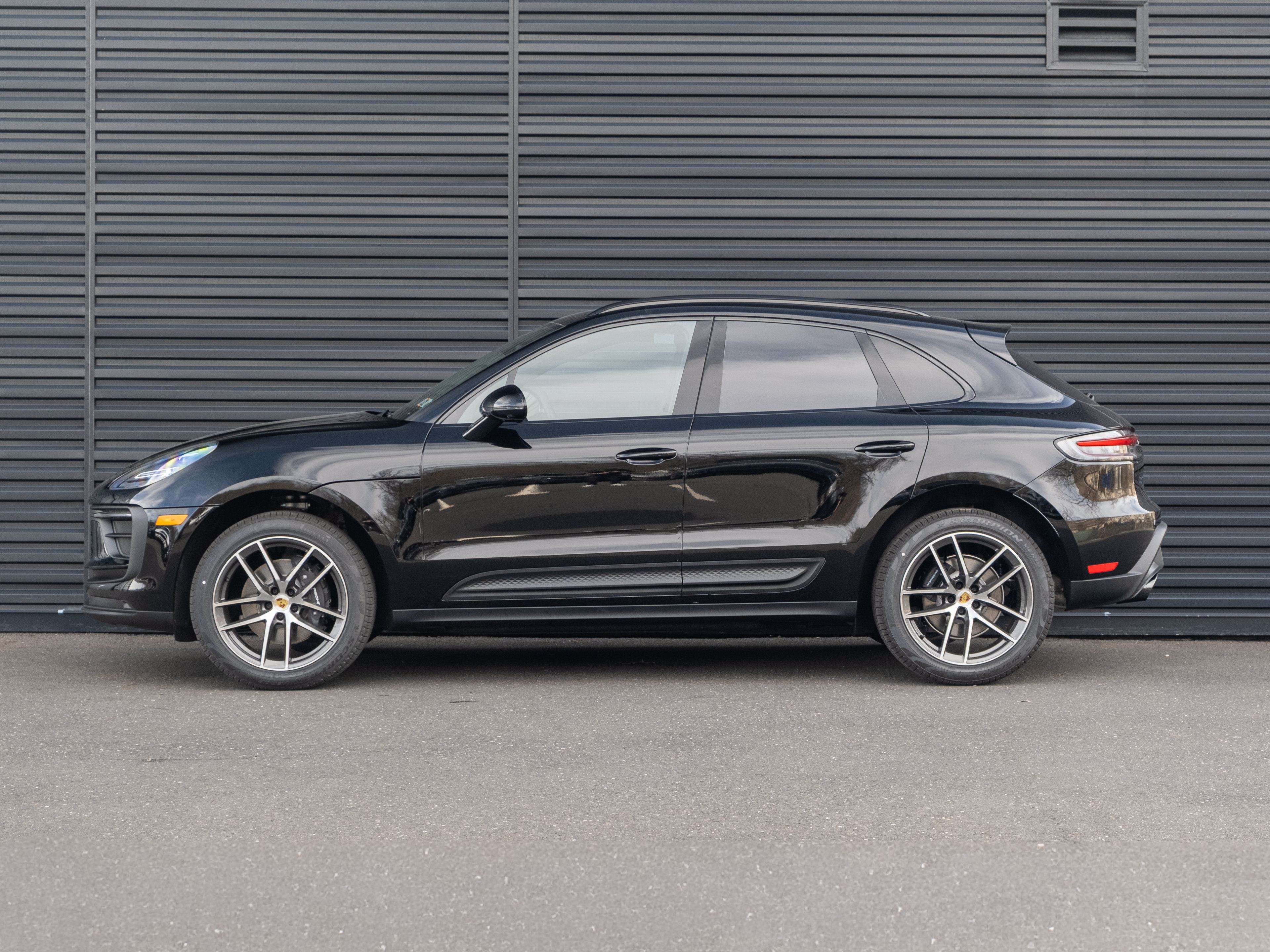 Certified 2026 Porsche Macan AWD/4WD image 2