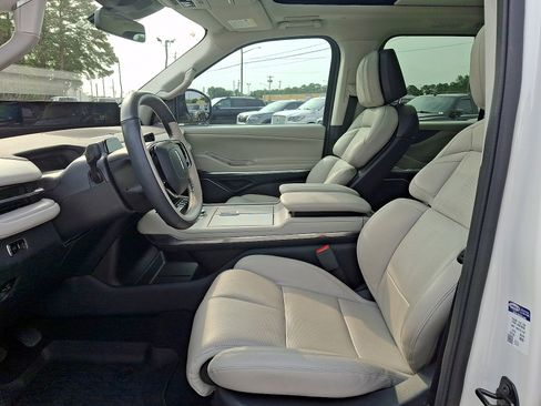Certified 2025 Lincoln Navigator Reserve AWD/4WD image 12