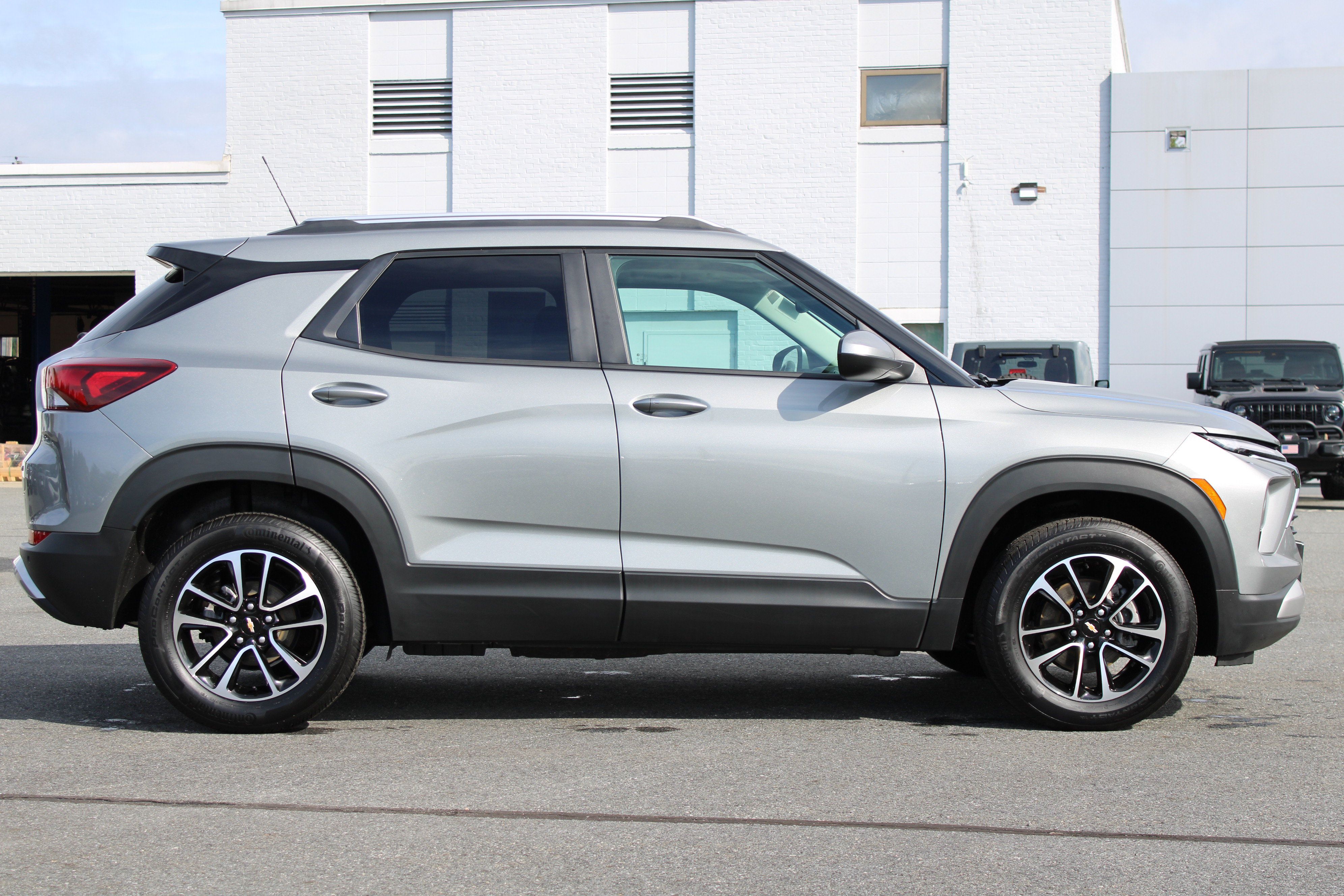 Used 2025 Chevrolet TrailBlazer LT w/ Convenience Package AWD/4WD image 5
