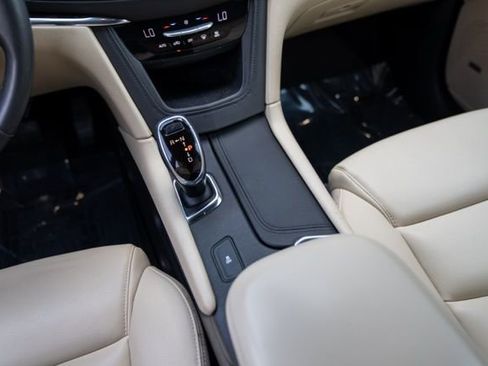 Used 2017 Cadillac XT5 FWD image 38