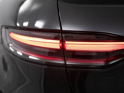 Certified 2024 Porsche Macan AWD/4WD image 18