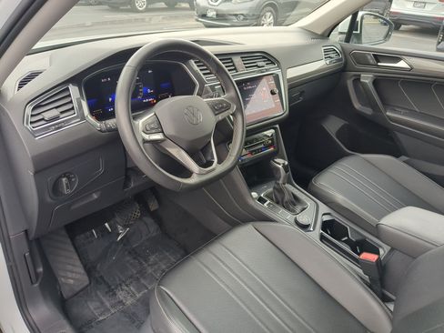 Used 2022 Volkswagen Tiguan SE w/ Panoramic Sunroof Package AWD/4WD image 16