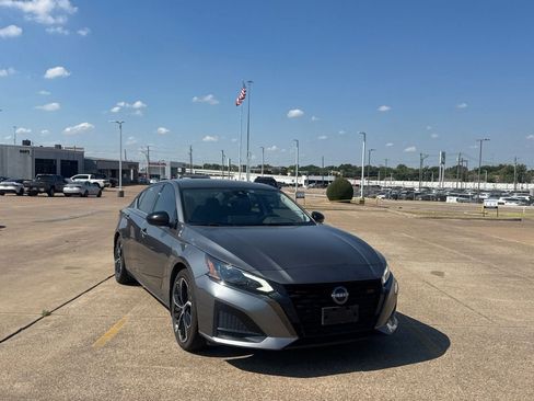 Certified 2023 Nissan Altima 2.5 SR w/ SR Premium Package FWD image 3