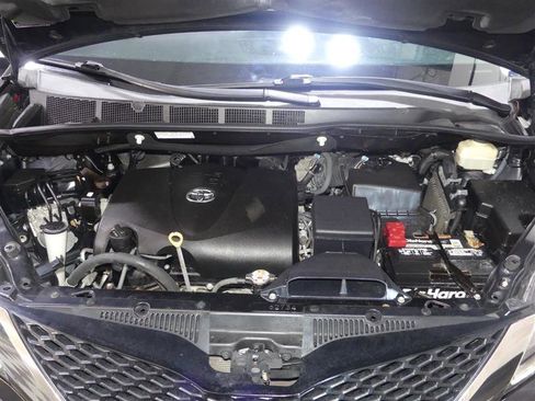 Used 2017 Toyota Sienna SE Premium image 12