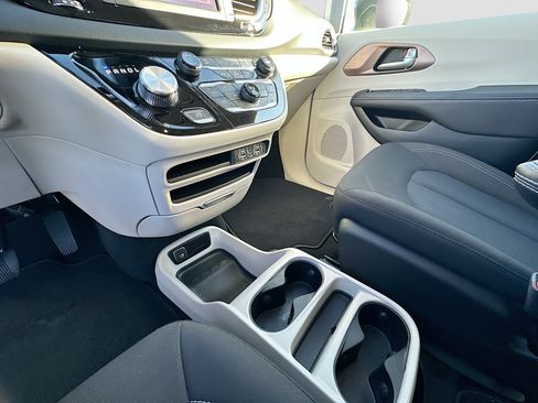 Used 2024 Chrysler Voyager LX image 31