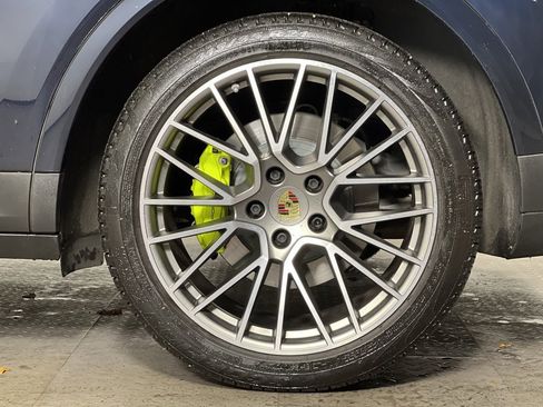 Certified 2022 Porsche Cayenne Platinum Edition w/ Premium Package Plus image 13