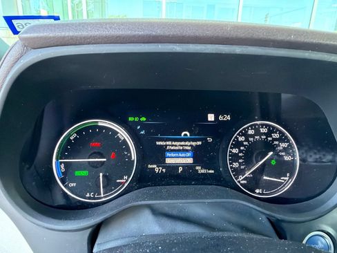 Used 2024 Toyota Sienna Platinum FWD image 8