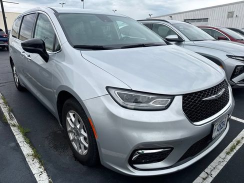 Used 2024 Chrysler Pacifica Touring-L FWD image 2