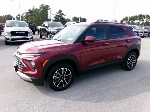 Used 2024 Chevrolet TrailBlazer LT image 2