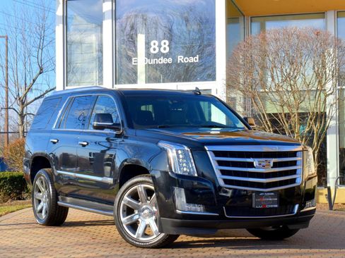 Used 2017 Cadillac Escalade Luxury image 2