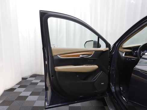 Used 2018 Cadillac XT5 Platinum w/ Driver Assist Package image 4