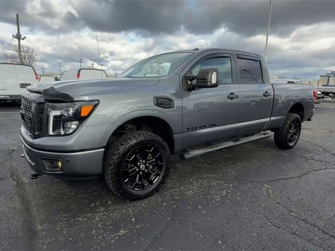 Used 2019 Nissan Titan SL w/ Midnight Edition image 4