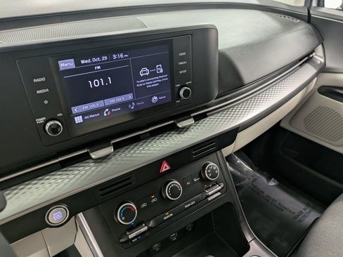 Certified 2022 Kia Carnival LX image 12