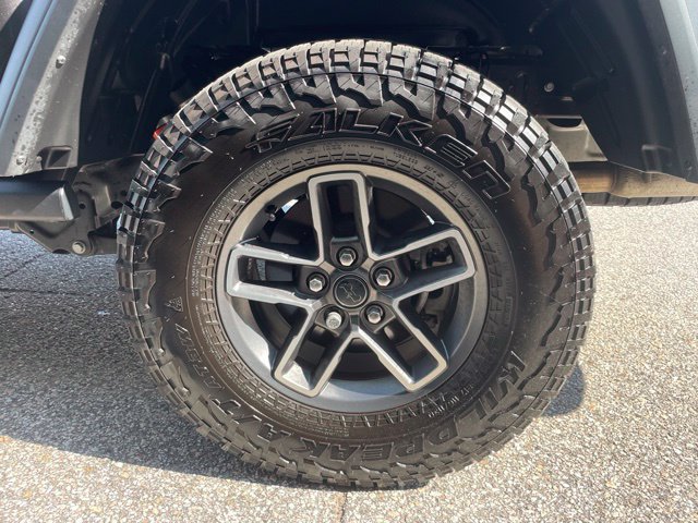 Used 2025 Jeep Gladiator Mojave w/ Convenience Group AWD/4WD image 9