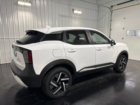Used 2025 Nissan Kicks SV FWD image 3