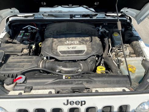 Used 2018 Jeep Wrangler Unlimited Sahara AWD/4WD image 27