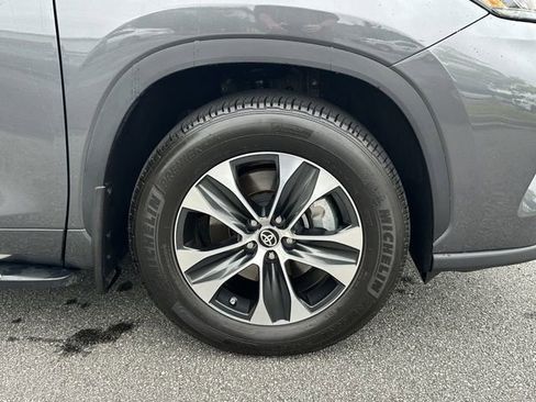 Used 2024 Toyota Highlander XLE FWD image 14