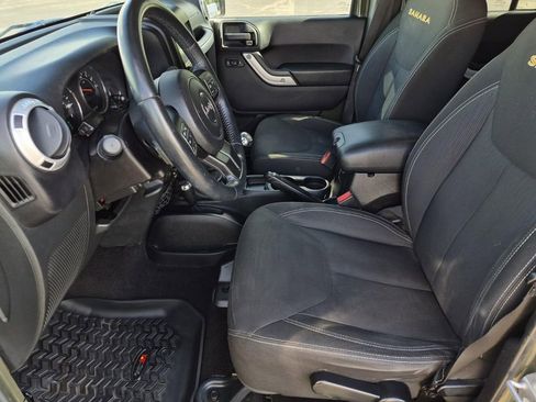 Used 2016 Jeep Wrangler Unlimited Sahara w/ Connectivity Group image 29