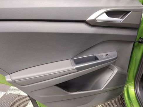 New 2025 Volkswagen Taos SE image 22