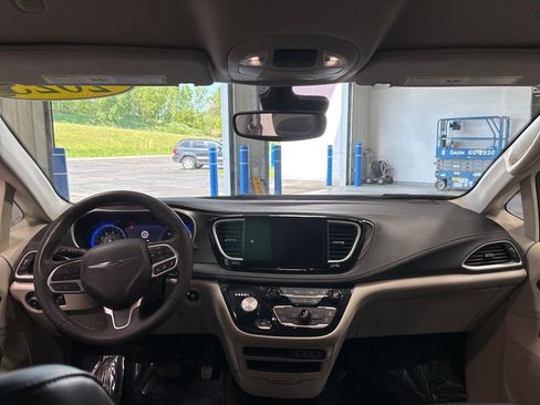 Used 2023 Chrysler Pacifica Touring-L FWD image 11