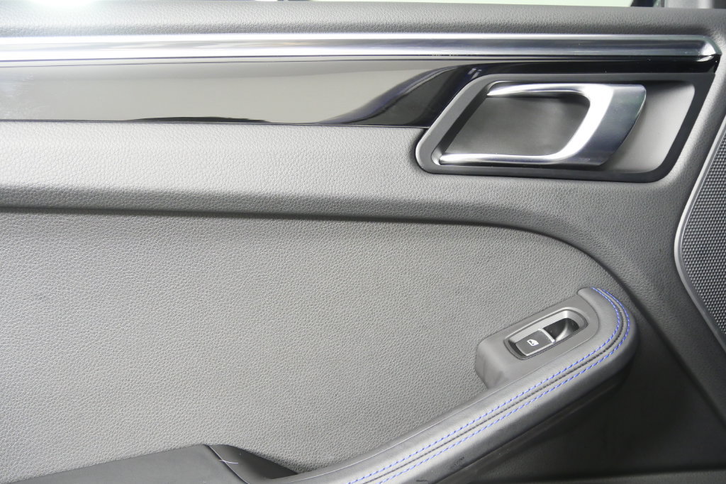 Used 2024 Porsche Macan AWD/4WD image 15