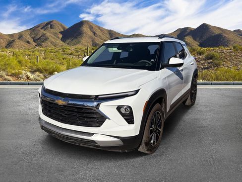 Used 2026 Chevrolet TrailBlazer LT w/ Convenience Package FWD image 2
