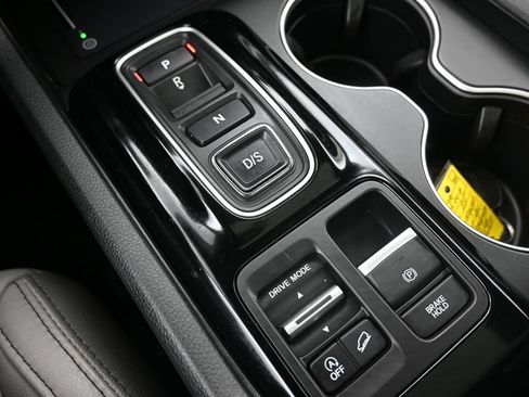 Certified 2025 Honda Pilot Touring image 17