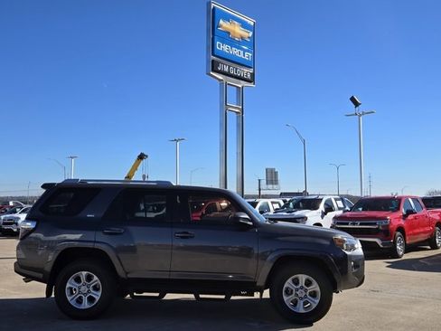 Used 2017 Toyota 4Runner SR5 image 8