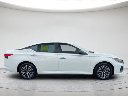 Used 2025 Nissan Altima 2.5 SV FWD image 2