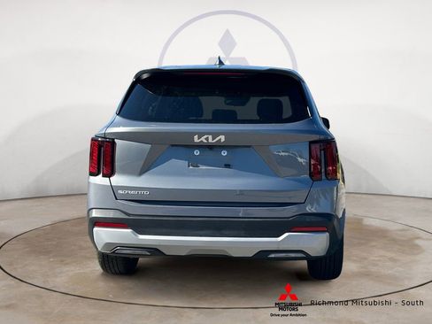 Used 2025 Kia Sorento LX image 4