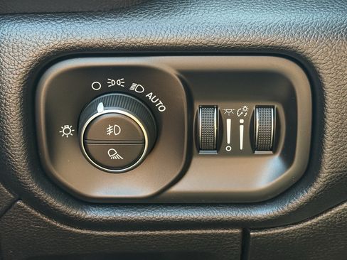 Used 2019 RAM 1500 Laramie RWD image 25