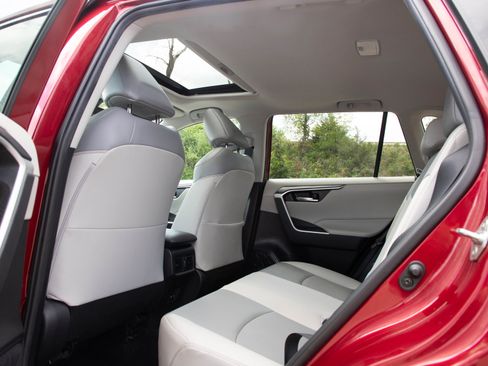 Used 2020 Toyota RAV4 XLE Premium AWD/4WD image 18
