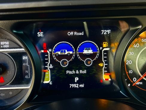 Used 2024 Jeep Gladiator Mojave w/ Technology Group image 18