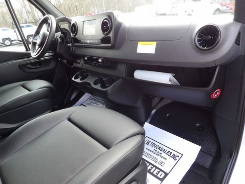 Used 2023 Mercedes-Benz Sprinter 2500 image 32