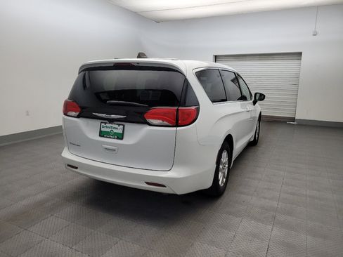 Used 2023 Chrysler Voyager LX FWD image 9