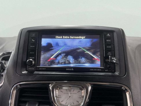 Used 2015 Chrysler Town & Country Touring-L w/ Driver Convenience Group image 27