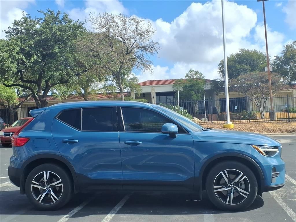 Used 2023 Volvo XC40 B4 Core w/ Convenience Package FWD image 3
