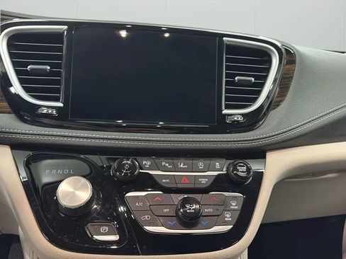 Used 2024 Chrysler Pacifica Limited FWD image 10