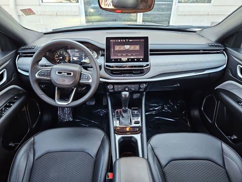 Used 2024 Jeep Compass Latitude image 9