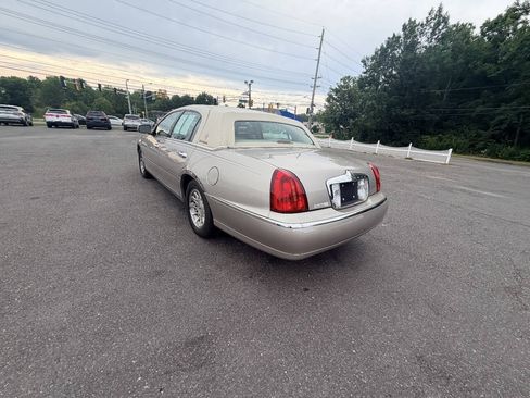 Used 1999 Lincoln Town Car Signature RWD image 37